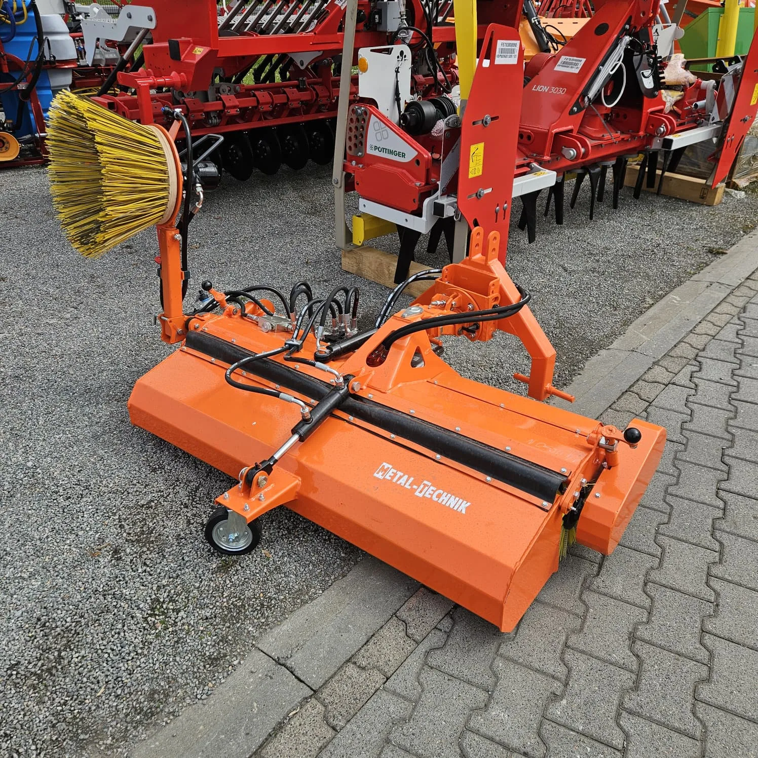 Zamiatarka MTS 140 Metal Technik + pojemnik na wodę + szczotka boczna