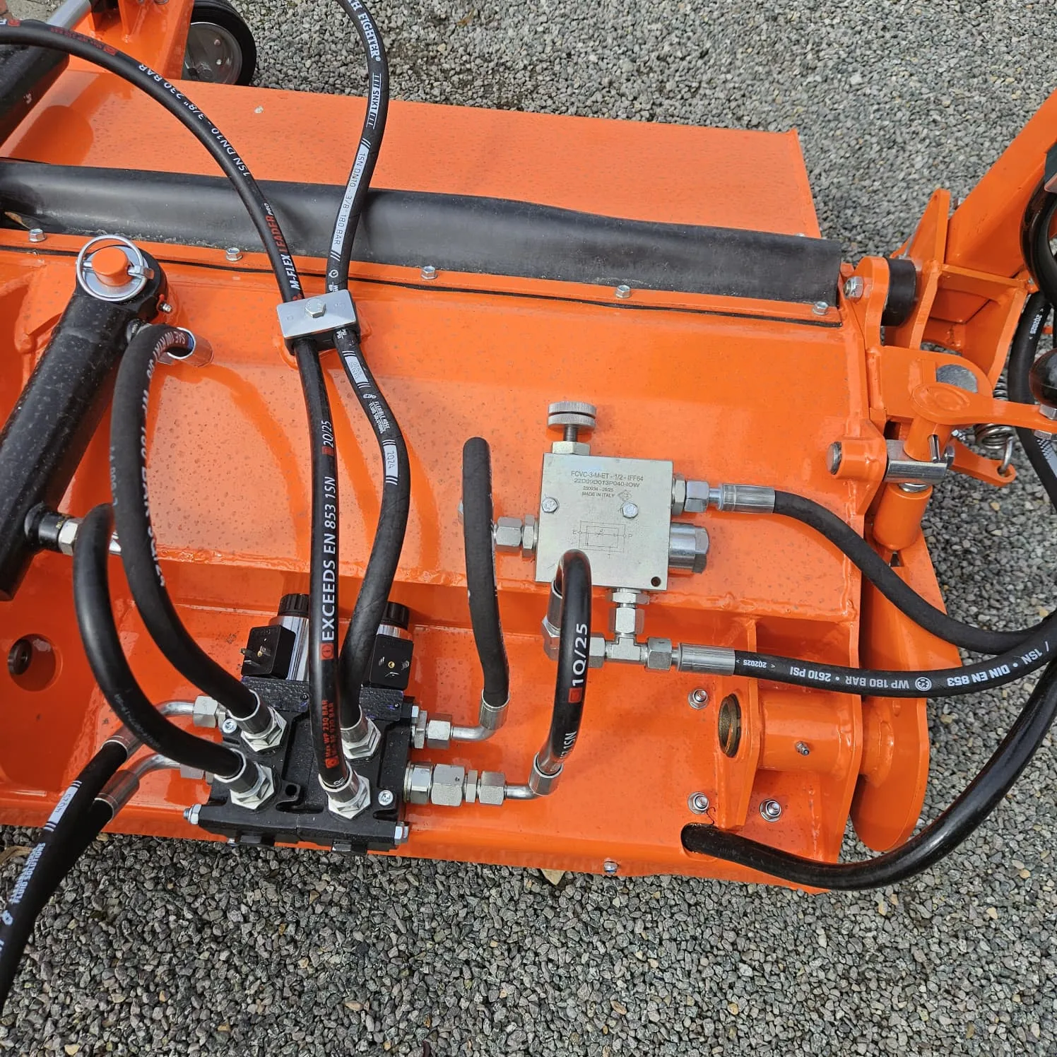 Zamiatarka MTS 140 Metal Technik + pojemnik na wodę + szczotka boczna