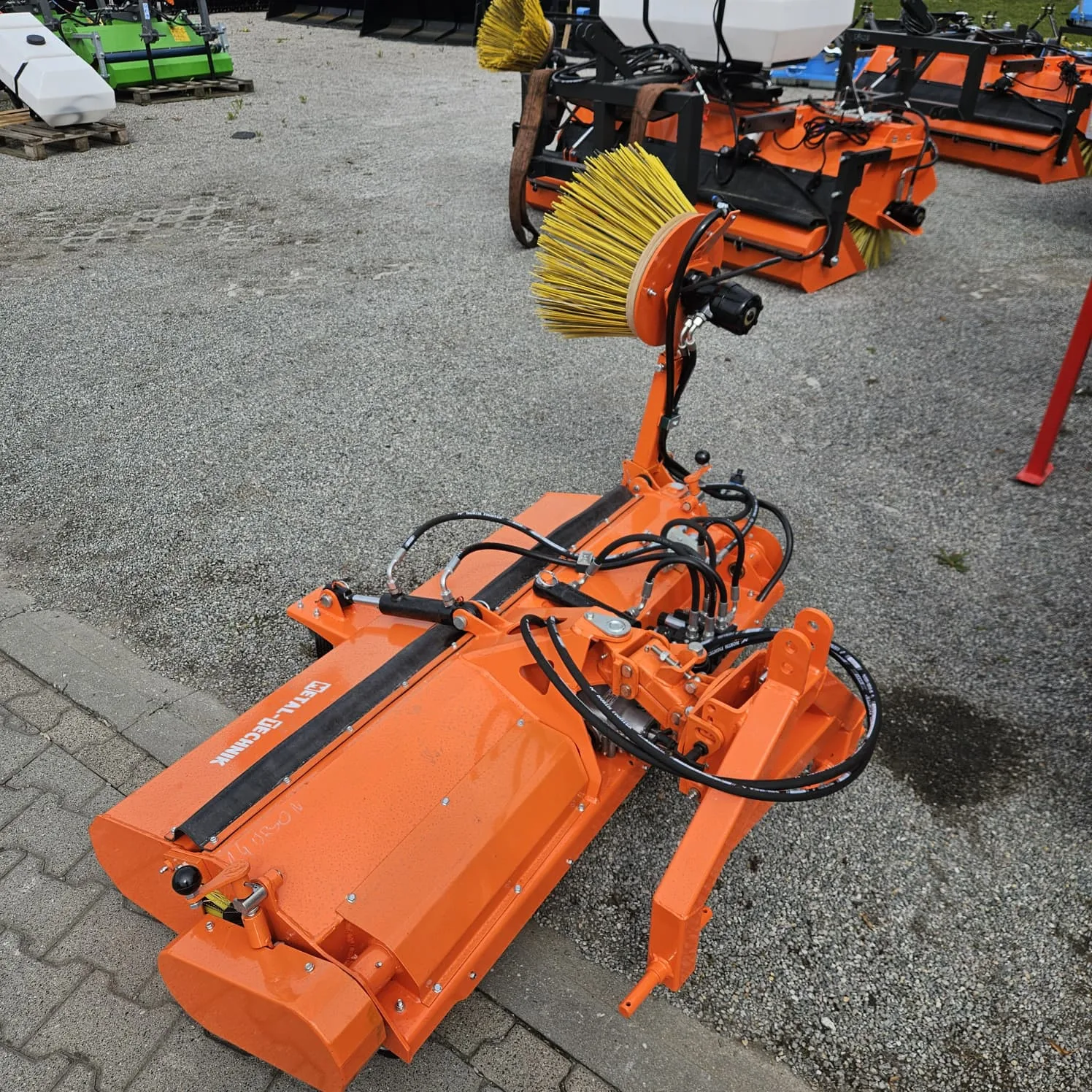 Zamiatarka MTS 140 Metal Technik + pojemnik na wodę + szczotka boczna