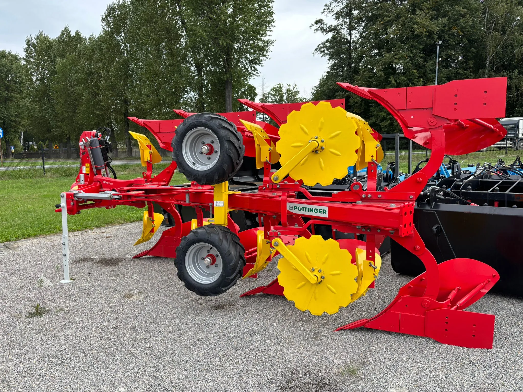 Pług obrotowy PÖTTINGER SERVO 3000 — 4 skiby | zdjęcie 1 z 5 | POT-SERVO3000-4 | Motofarma.pl