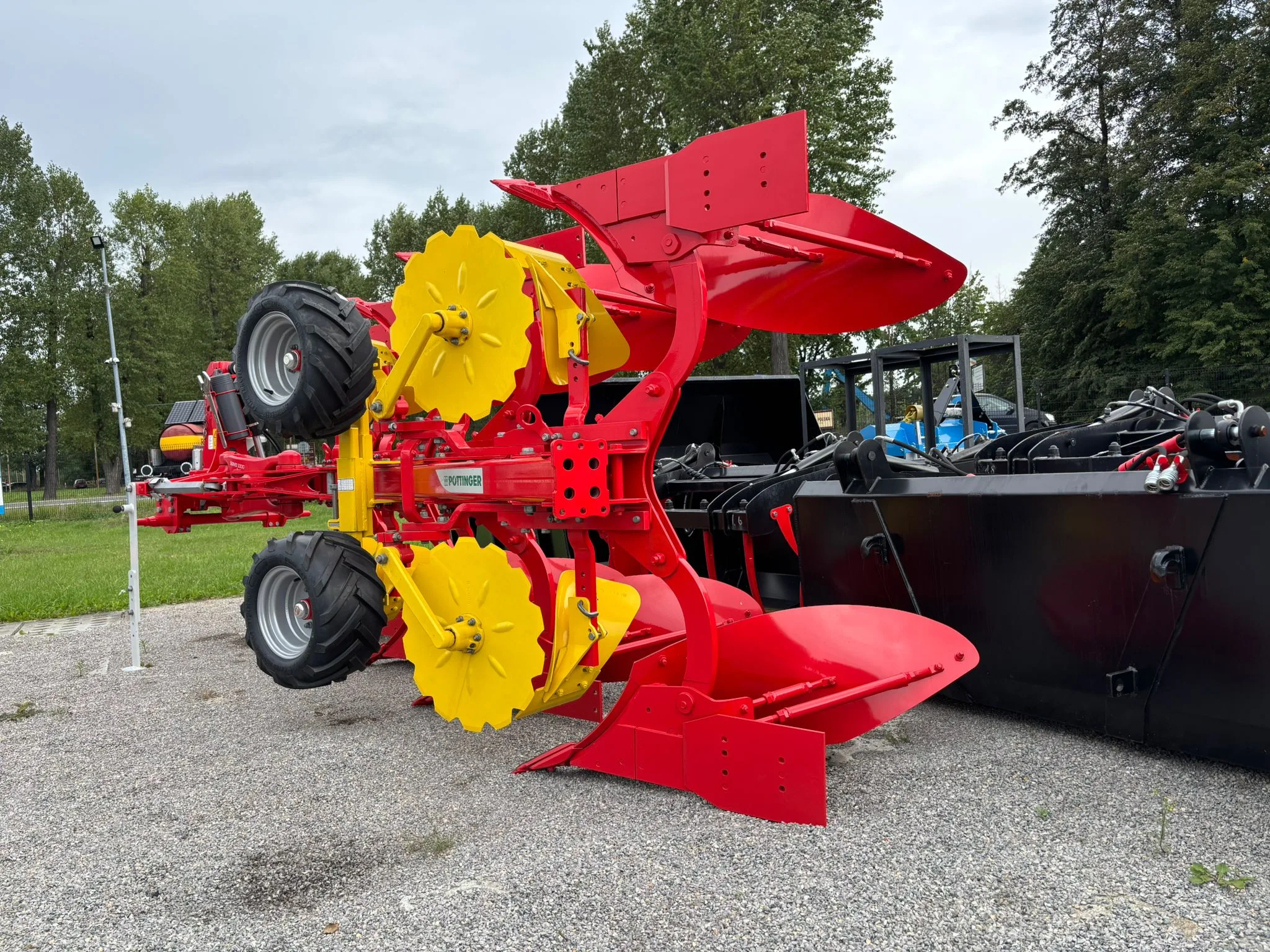 Pług obrotowy PÖTTINGER SERVO 3000 — 4 skiby